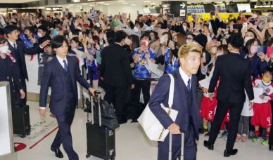 ასე დახვდნენ იაპონიის ნაკრებს გულშემატკივრები აეროპორტში [VIDEO]
